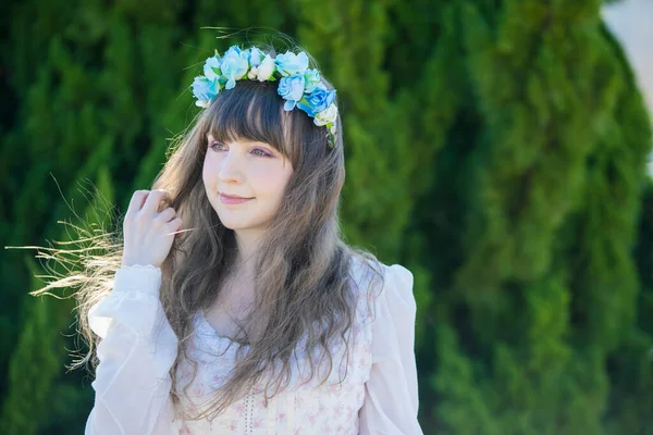 Portrait Young Female Caucasian Blue Corolla Green Land — Stock Photo, Image