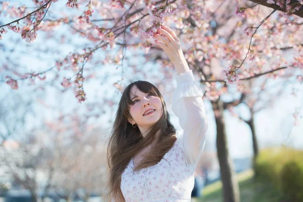 开着盛开樱花的年轻高加索女人的画像 — 图库照片