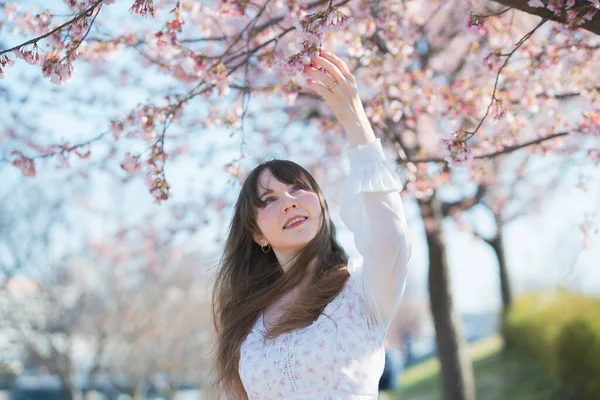 Retrato Jovem Mulher Caucasiana Com Flores Cereja Plena Floração — Fotografia de Stock