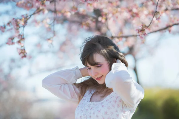 Retrato Jovem Mulher Caucasiana Com Flores Cereja Plena Floração — Fotografia de Stock