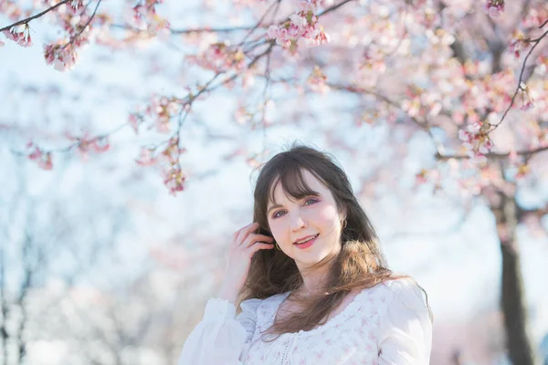 Retrato Jovem Mulher Caucasiana Com Flores Cereja Plena Floração — Fotografia de Stock