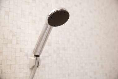 Dairedeki temiz banyoda duş başlığının yakın plan fotoğrafı.