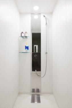 Geniş açılı banyo, banyo, duş ve küvet.