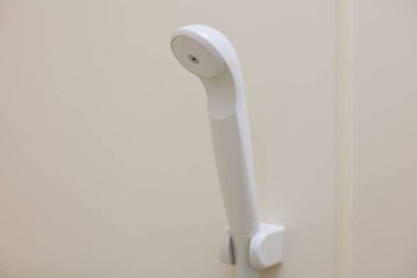 Dairedeki temiz banyoda duş başlığının yakın plan fotoğrafı.