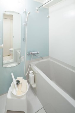 Geniş açılı banyo, banyo, duş ve küvet.
