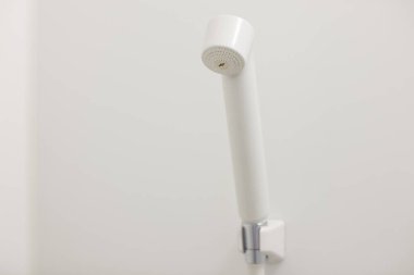 Dairedeki temiz banyoda duş başlığının yakın plan fotoğrafı.