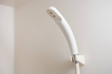 Dairedeki temiz banyoda duş başlığının yakın plan fotoğrafı.