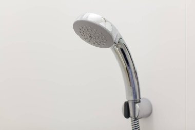 Dairedeki temiz banyoda duş başlığının yakın plan fotoğrafı.