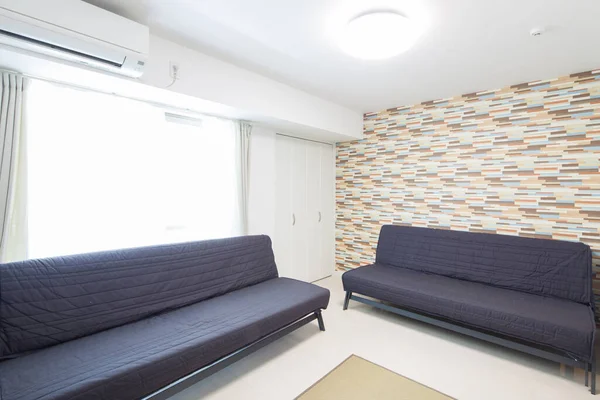 Temiz Rahatlatıcı Bir Oturma Odasına Yerleştirilmiş Basit Bir Kanepe — Stok fotoğraf