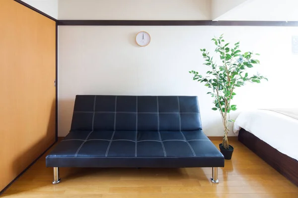 Sofá Simples Colocado Uma Sala Estar Limpa Relaxante — Fotografia de Stock