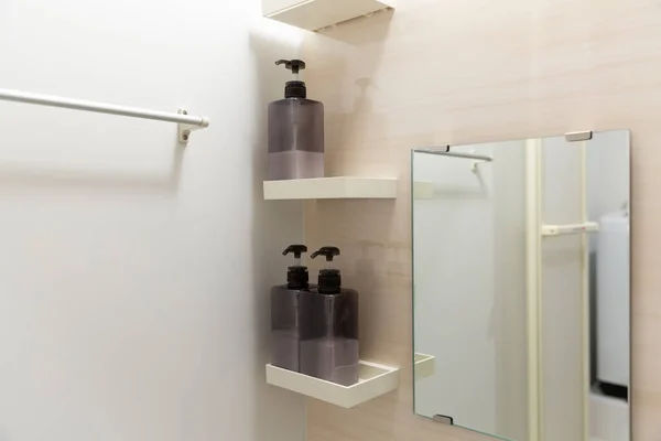 Shampoo Condicionador Sabão Corporal Banheiro Limpo Apartamento — Fotografia de Stock