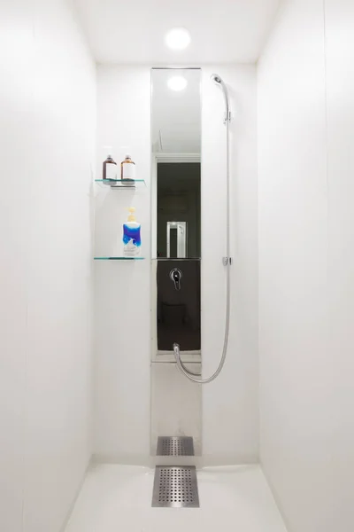 Širokoúhlá Fotografie Světlé Čistě Vyčištěné Koupelny Sprchou Vanou — Stock fotografie