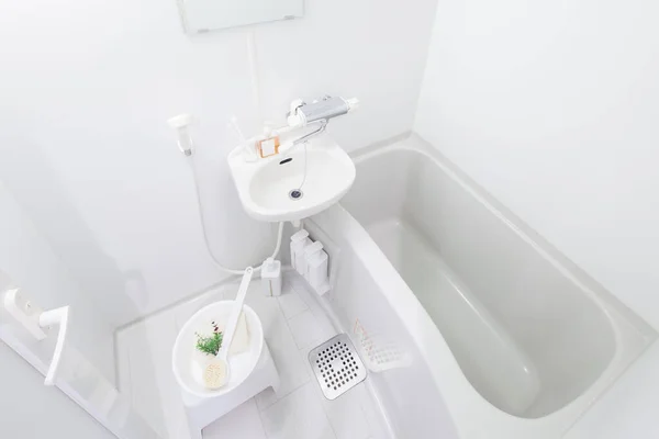 Széles Látószögű Fotó Világos Tisztán Tisztított Fürdőszoba Zuhanyzóval Káddal — Stock Fotó