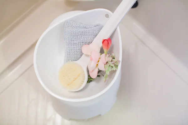 Brosse Pour Corps Éponge Lavabo Dans Une Salle Bain Propre — Photo