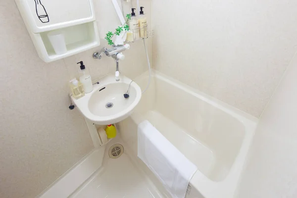 Foto Ângulo Largo Banheiro Brilhante Limpo Com Chuveiro Banheira — Fotografia de Stock
