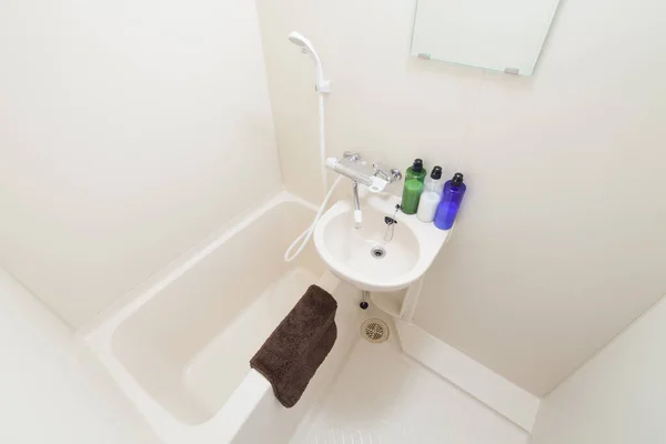 Széles Látószögű Fotó Világos Tisztán Tisztított Fürdőszoba Zuhanyzóval Káddal — Stock Fotó