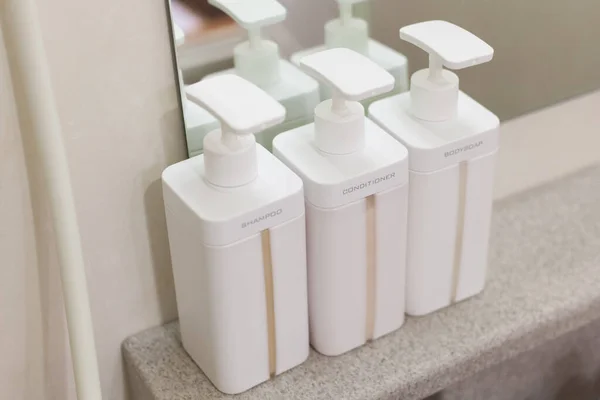 Shampoo Conditioner Und Körperseife Einem Sauberen Badezimmer Der Wohnung — Stockfoto
