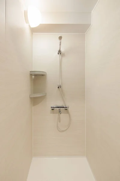 Širokoúhlá Fotografie Světlé Čistě Vyčištěné Koupelny Sprchou Vanou — Stock fotografie