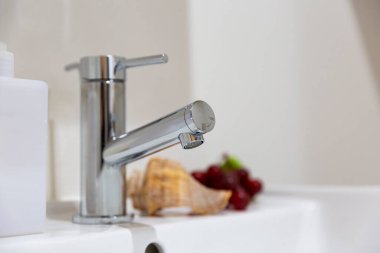 Temiz bir banyo ve bir evde beyaz bir lavabo.