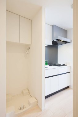 Eve çamaşır makinesi koymak için drenaj aletleri olan bir yer.