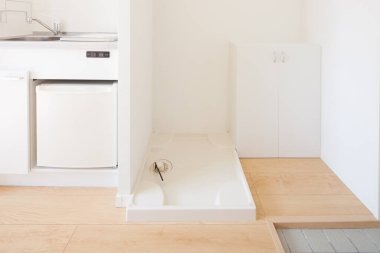 Eve çamaşır makinesi koymak için drenaj aletleri olan bir yer.