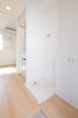 Eve çamaşır makinesi koymak için drenaj aletleri olan bir yer.