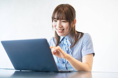 Asyalı kadın iş adamı internet ve dizüstü bilgisayarla iletişim kuruyor