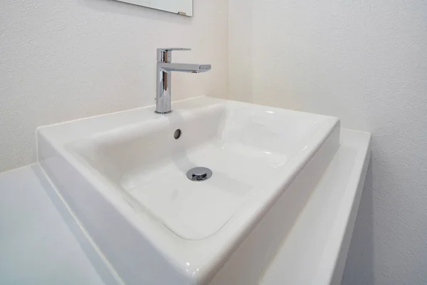 Une Toilette Propre Lavabo Blanc Dans Une Maison — Photo