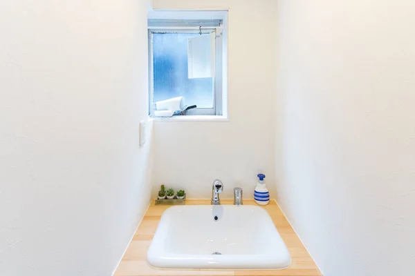 Une Toilette Propre Lavabo Blanc Dans Une Maison — Photo