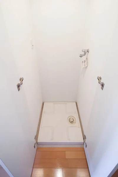 有排水设备的地方 放洗衣机在房子里 — 图库照片