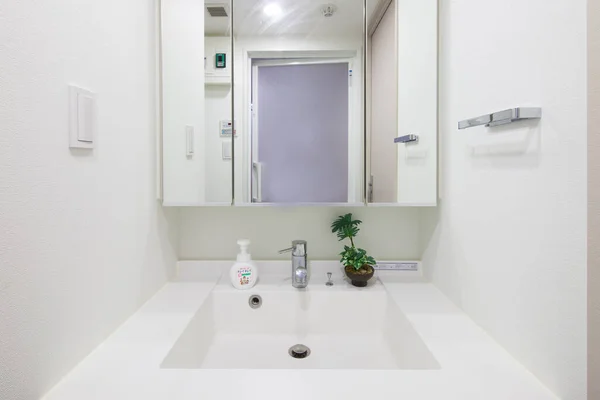 Ett Rent Tvättrum Och Ett Vitt Handfat Ett Hus — Stockfoto
