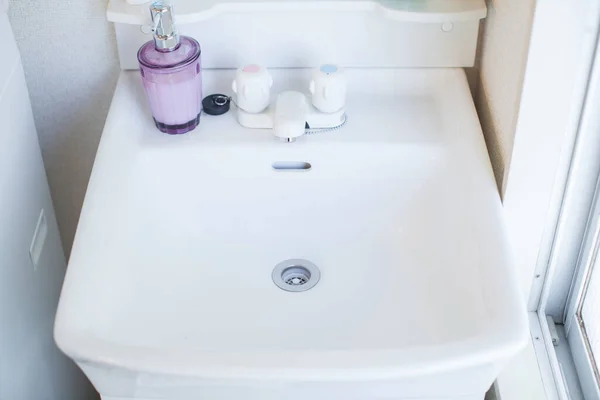 Чистый Туалет Белая Раковина Доме — стоковое фото