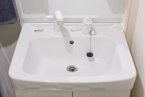 Une Toilette Propre Lavabo Blanc Dans Une Maison — Photo