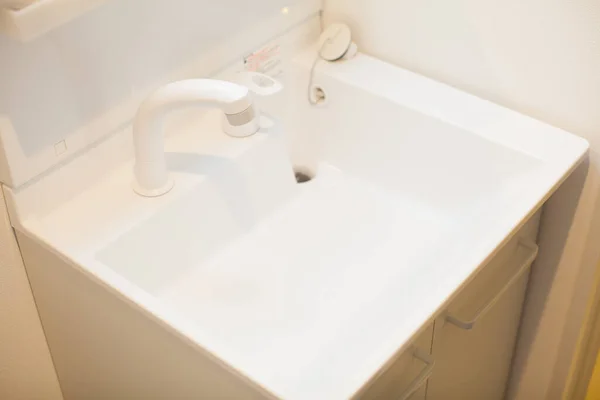 家の中のきれいな洗面所と白い洗面台 — ストック写真