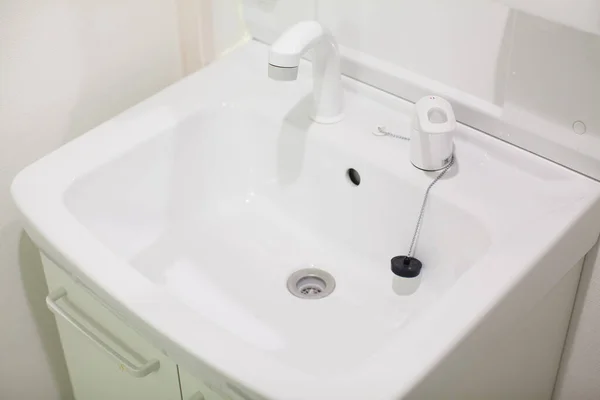 Une Toilette Propre Lavabo Blanc Dans Une Maison — Photo