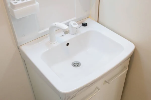 家の中のきれいな洗面所と白い洗面台 — ストック写真