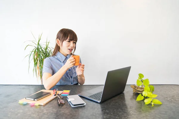 Asiatisk Kvinna Gör Skrivbordsarbete Vardagsrummet Hemma — Stockfoto