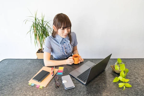 Mujer Asiática Haciendo Trabajo Escritorio Sala Estar Casa — Foto de Stock