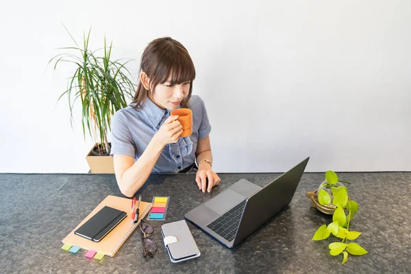 Mujer Asiática Haciendo Trabajo Escritorio Sala Estar Casa — Foto de Stock