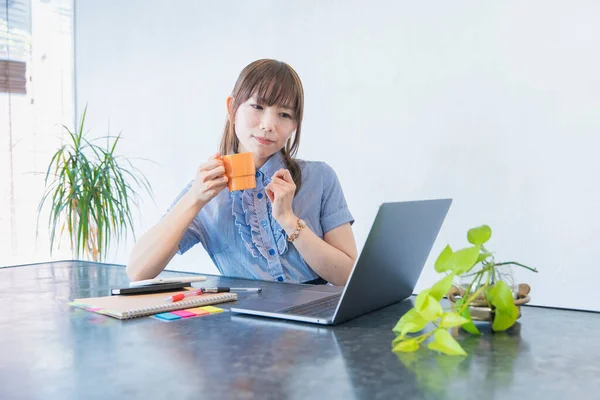 Asiática Mulher Empresária Comunicando Line Usando Laptop Internet — Fotografia de Stock