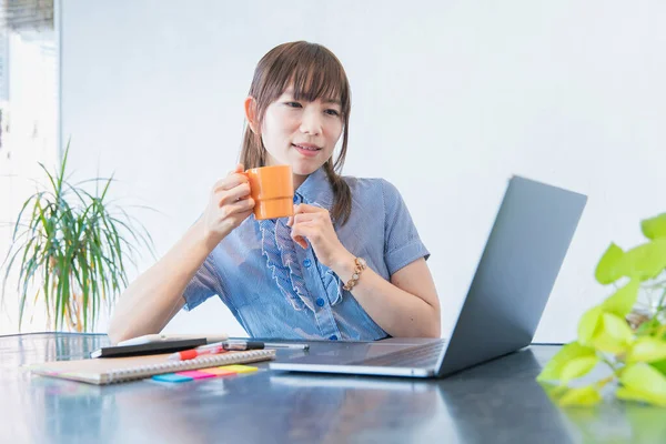 Asiatische Geschäftsfrau Kommuniziert Online Mit Laptop Und Internet — Stockfoto