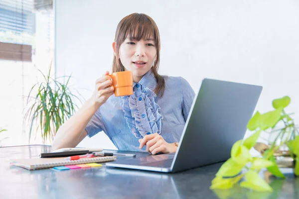 Asiatico Donna Business Persona Comunicare Online Utilizzando Laptop Internet — Foto Stock