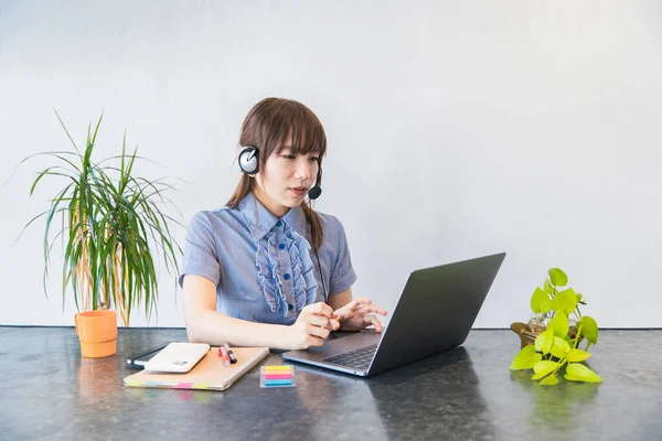 Asiatisk Kvinnlig Företagare Som Kommunicerar Online Med Bärbar Dator Och — Stockfoto