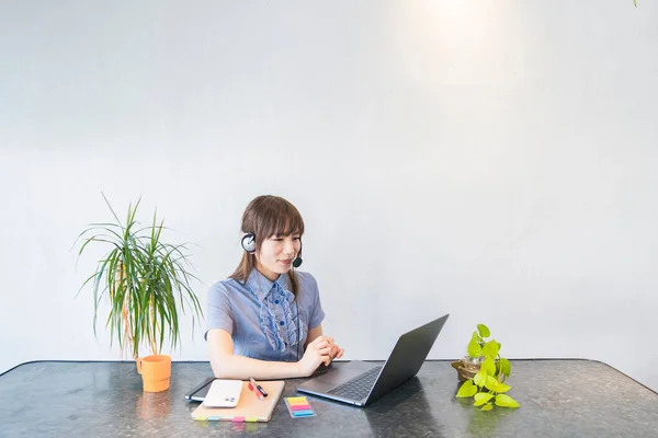 Asiática Mujer Negocios Que Comunica Línea Utilizando Ordenador Portátil Internet — Foto de Stock