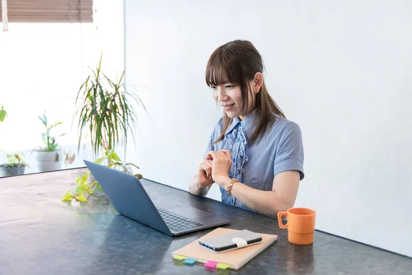 Asiatische Geschäftsfrau Kommuniziert Online Mit Laptop Und Internet — Stockfoto