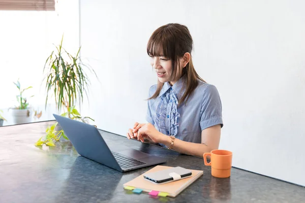 Asiática Mulher Empresária Comunicando Line Usando Laptop Internet — Fotografia de Stock