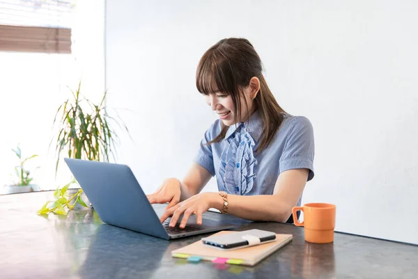 Mujer Asiática Haciendo Trabajo Escritorio Sala Estar Casa — Foto de Stock