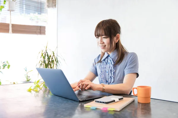 Mujer Asiática Haciendo Trabajo Escritorio Sala Estar Casa — Foto de Stock