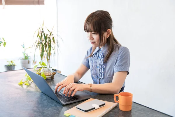 Mujer Asiática Haciendo Trabajo Escritorio Sala Estar Casa — Foto de Stock