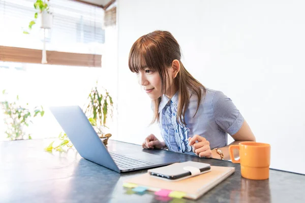 Asiática Mulher Empresária Comunicando Line Usando Laptop Internet — Fotografia de Stock